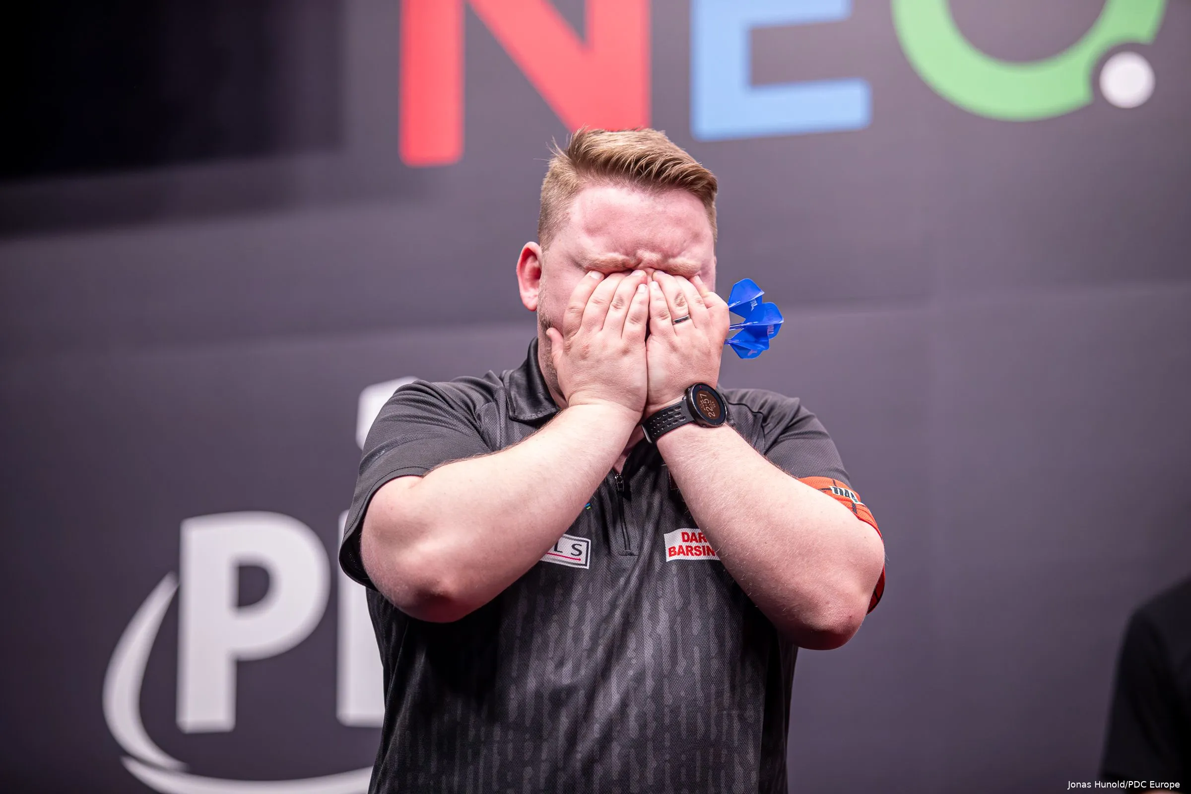Ryan Searle misses 7 (!) match darts allowing Martin Schindler to take